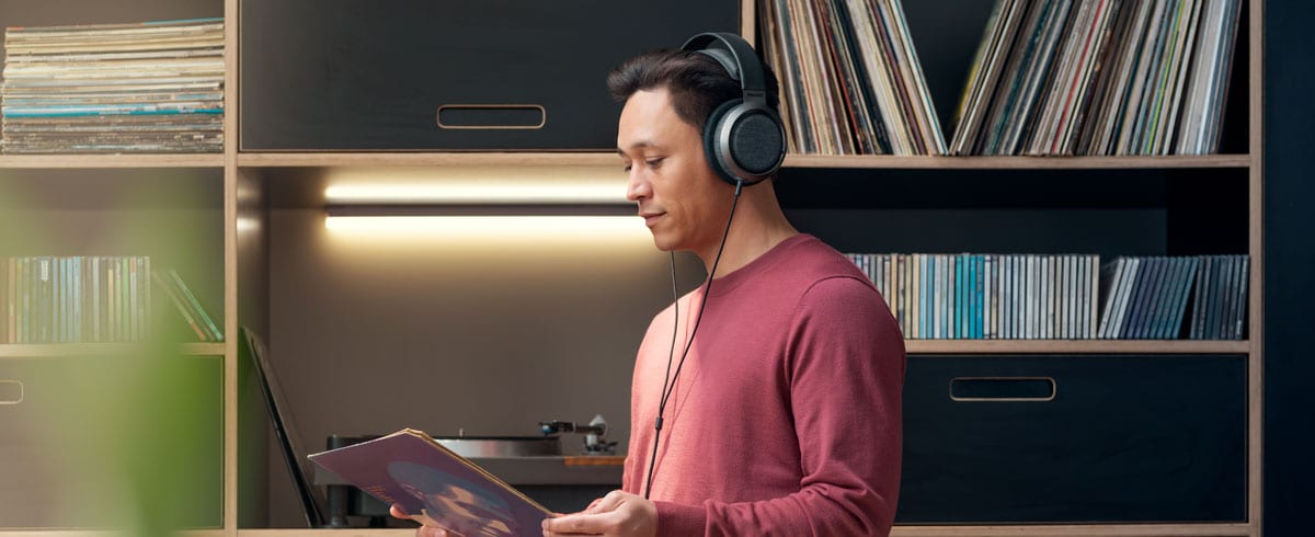 Άνδρας που ακούει μουσική φορώντας τα ακουστικά X3 της Philips
