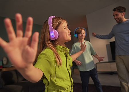 Παιδιά που απολαμβάνουν τη μουσική χρησιμοποιώντας ακουστικά κεφαλής της Philips