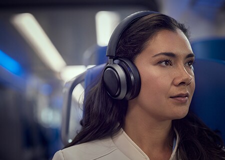 Γυναίκα που απολαμβάνει το Noise Cancelling Pro+ με ακουστικά Philips L4