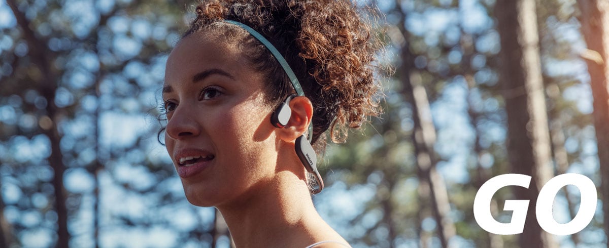 Κοντινή φωτογραφία μιας γυναίκας που φοράει σπορ οστεοφωνικά ακουστικά