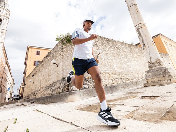 Ένας συμμετέχων τρέχει με αυτοπεποίθηση σε μια παλιά πόλη